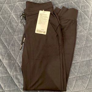 Ready to Rulu HR Jogger size 4, NWT